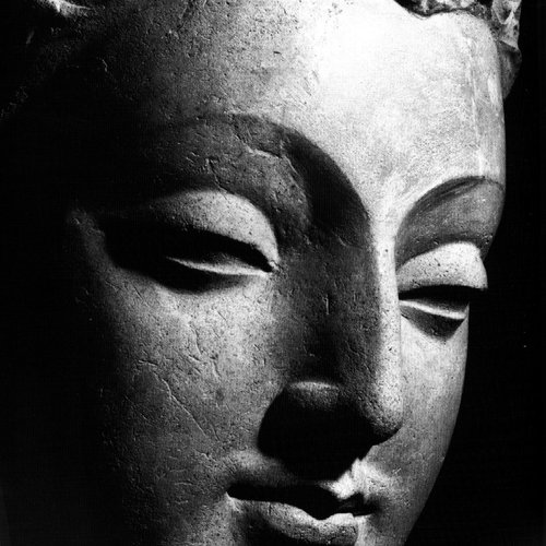  Nahaufnahme einer ruhigen, geschlossenen Augen der Buddha-Statue mit sanfter Ausdruck.